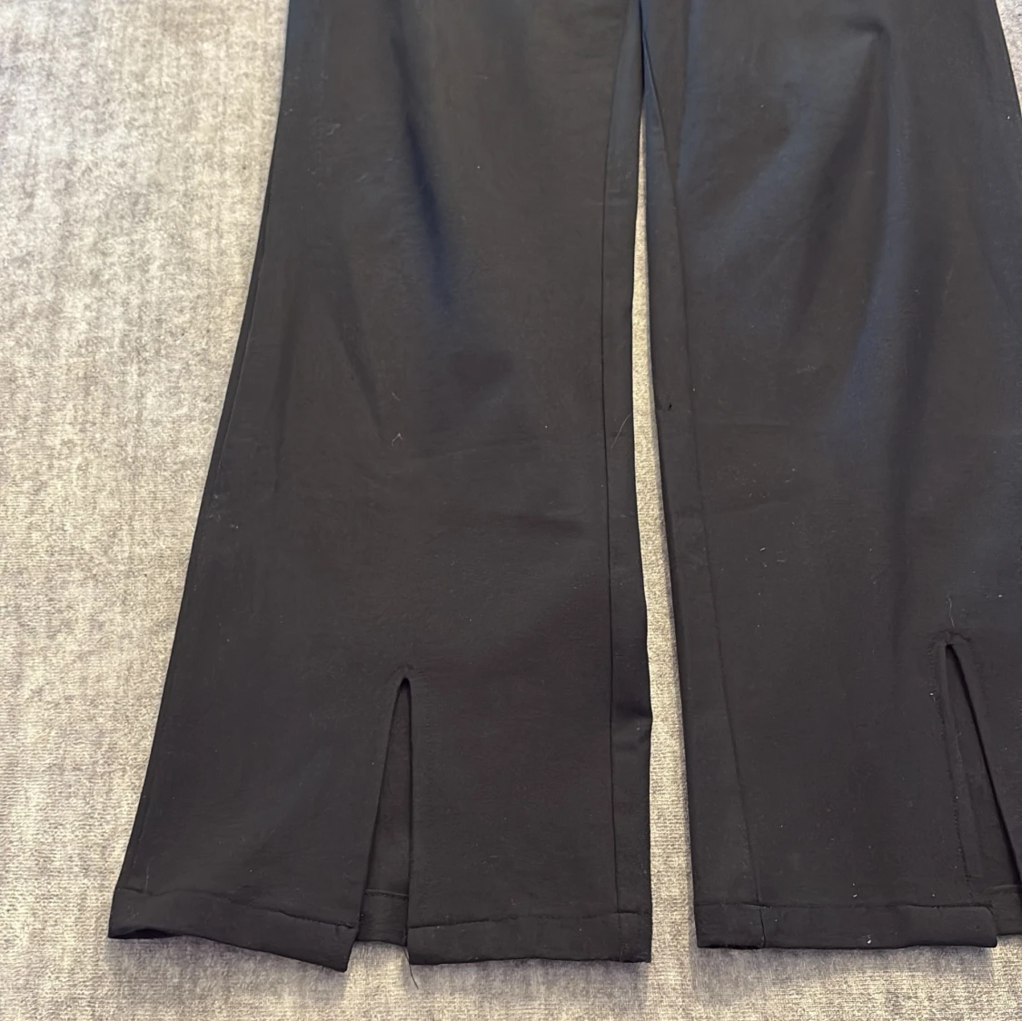 Svarta kostymbyxor med slits - 1