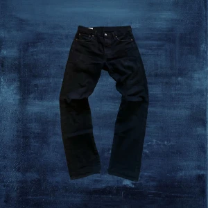 Levi's 501 svarta jeans - Sköna Levis 501 i storlek w30 L32. Sparsamt använda. Väldigt få till inga skavanker alls på jeansen. Svarar mer än gärna på fler frågor kring mått eller fler bilder.