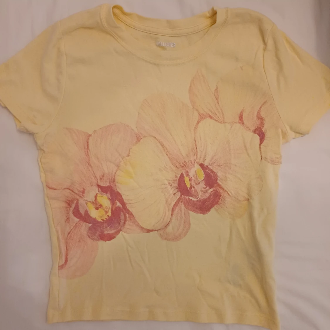 Gul blommig t-shirt från Hollister