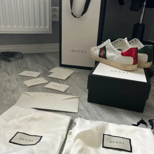 Vita Gucci ace skor - Använda men fortfarande i bra skick. Priset går att diskutera, skriv vid frågor. Bara att höra av er vid intresse. Bättre pris vid snabb affär! Storlek 39 1/3