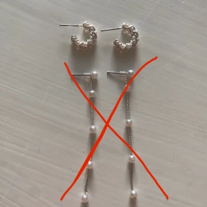 Två par silvriga örhängen med pärlor -  Kontakta mig vid köp av ett par. Säljer två par snygga guldiga hoops. Ett par är klassiskt släta och runda, det andra paret har en cool räfflad design. 