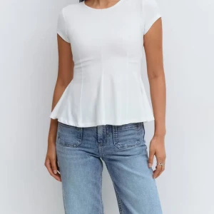 Vit peplum topp från Gina Tricot - Säljer en vit peplum topp från Gina Tricot.Den har bara använts 3 ggr och är i storlek S.