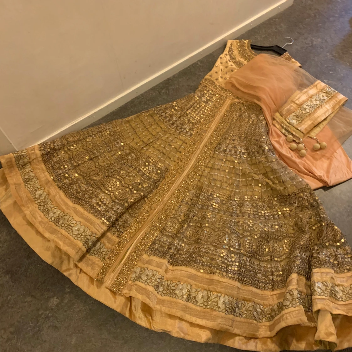 Glittrig långklänning i champagne - 3