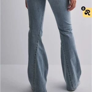 True religon jeans  - Snygga ljusblå jeans med bootcut-modell och klassisk femficksdesign. Jeansen har en låg midja och är tillverkade i mjukt denimtyg som ger en skön passform. Modellen är den populära joey low Rise flare, nypris 1300kr💕nyskick!