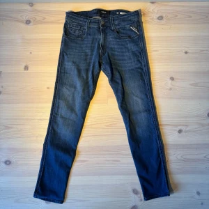 Replay jeans Anbass - Replay jeans (Anbass) | Storlek: W31 L32 | Skick: 8,5/10, inga tydliga deffekter| Hör gärna av er vid frågor och funderingar! Pris går att diskutera vid smidig affär🤗