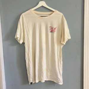 Offwhite T-shirt  - Offwhite grafic T-shirt. Missfärgad lite här o där men hel. Storlek L.