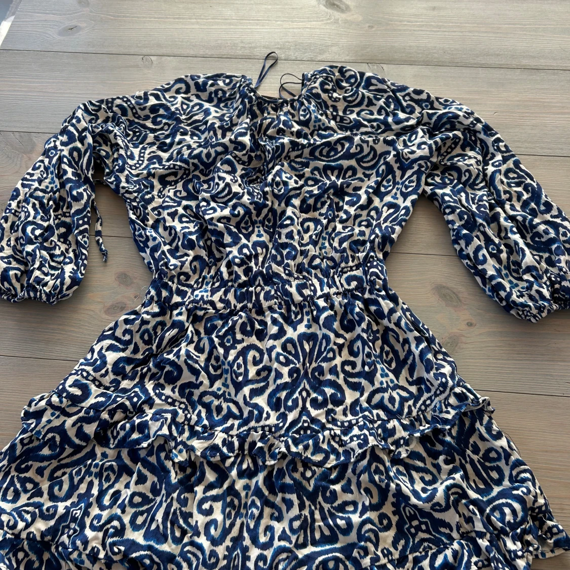 Blåvit mönstrad kortklänning från Zara - 2