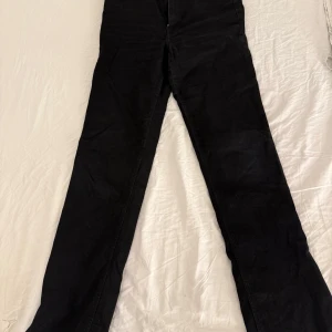 Svarta jeans med slits  - Svarta jeans med slits från Zara 