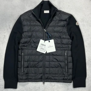Moncler cardigan tricot jacket - – Condition: 10/10 - brand new  – Retail price: 10 000 + SEK  Please note that Moncler runs small, we recommend going up one size from your usual size.  The model is 185 cm tall