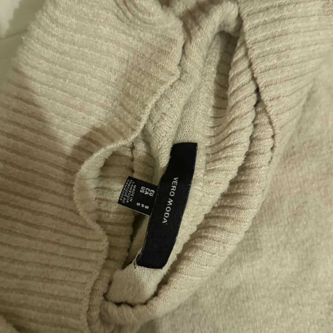 Beige polotröja från Vero Moda - 1