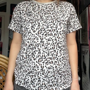 Fin leopard t-shirt - T-shirt från Puma i fint skick. I storlek xs men passar mig som har small, allt beror på hur tight man vill ha den. Jag kan mötas upp i Uddevalla centrum, annars fraktar jag gärna. Köparen står för frakten. (Står ej för postens slarv) katt finns i hemmet. 