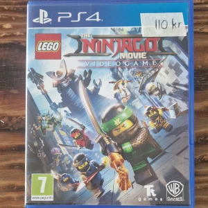 LEGO Ninjago Movie Videogame (PS4) - LEGO Ninjago Movie Videogame till PS4 i fint skick. Komplett med fodral och manual, skivan är fri från repor. Spela som din favoritninja och försvara Ninjago City! Perfekt för både barn och familjer, stödjer upp till 4 spelare.