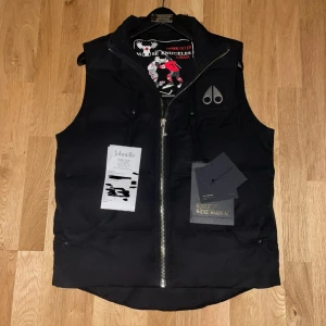 Moose Knuckles Väst - En väldigt fin väst från ”Moose Knuckles” i bästa skick.. Köpts från Johnells för 5799kr och tags, galge och kvitto finns (skriv vid fler frågor eller mer bilder)