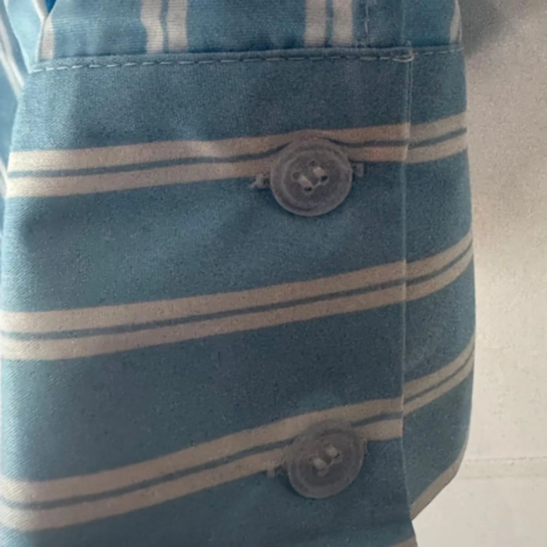 Ny. Blåvit randig skjorta med knappar - 3