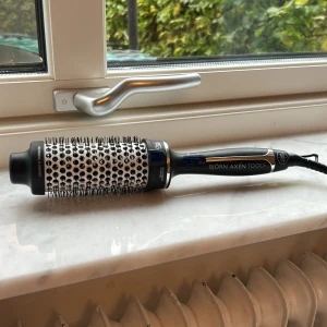 Björn Axén värmeborste  - Skit bra värmeborte från Björn Axén Tools på 45mm. Perfekt för att skapa volym eller forma håret. I gott skick! Ordinarie pris 849, säljer för 380 kr, men kan även tänka mig gå ned lite i pris💗PS: välj gärna Instabox vid köp, postar snabbare då (inom 24h)🥰
