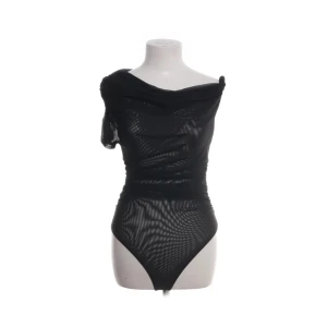 Svart mesh offshoulder body från Zara - Säljer en svart, transparent mesh-body från Zara med asymmetrisk offshoulder-design och en ärm. Tight passform och tillverkad i stretchigt material som snyggt på kroppen. 