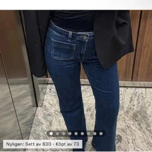 Mörkblå bootcut jeans med fickor - Snygga mörkblå jeans med bootcut passform och höga framfickor. Jeansen har hög midja och raka ben som slutar i en lätt utsvängning. Klassisk denim med synliga sömmar och bälteshällor. Perfekta för en trendig och avslappnad look. Använd fåtal gånger, i fint skick.💓