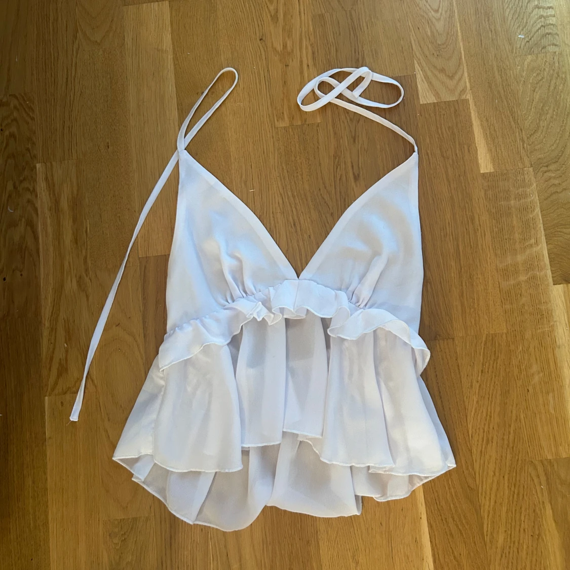 Vit volangig linnetopp med smala band