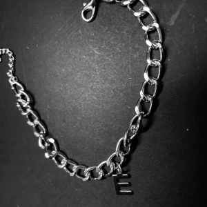 By prisförslag- Silverfärgat armband valfri bokstav berlock - Chunky armband i silverfärg med stora länkar och en hängande berlock i form med valfri bokstave. Perfekt accessoar för dig som vill ha något personligt och stilrent. Lätt att matcha med andra smycken och passar till många olika looks. Finns i valfri längd 