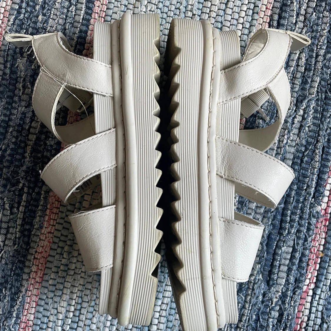 Vita chunky sandaler med remmar - 1