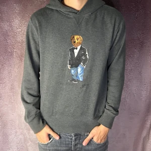 Ralph lauren hoodie -  fint skick, förutom en liten defekt på armen(sista bilden), inget som syns vid användning | Size M (modellen är 187cm 73kg) | fraktar spårbart inom 24 timmar | för att köpa klicka ”köp nu” | vid frågor eller funderingar skriv en meddelande 