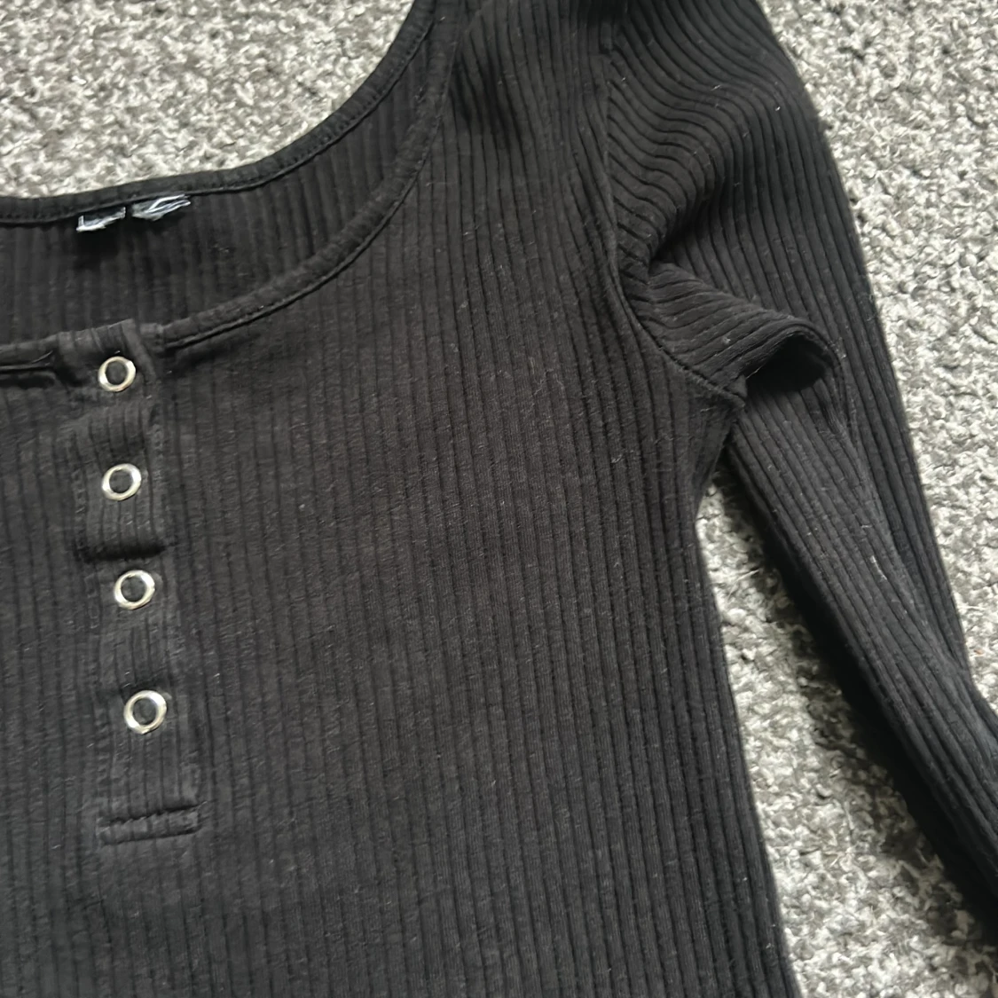 Svart ribbad långärmad topp med knappar - 2