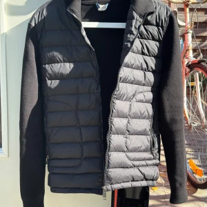 Svart Moncler cardigan storlek L/M - Snygg svart cardigan från Moncler. Perfekt för dig som vill ha en stilren höstjacka. Storlek L skulle passa M också. Pris kan diskuteras vid snabb affär