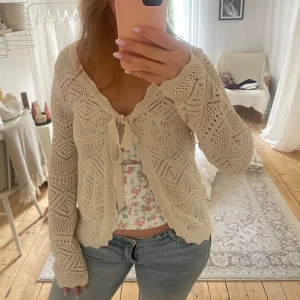 Beige virkad kofta  - Supersöt!!! 