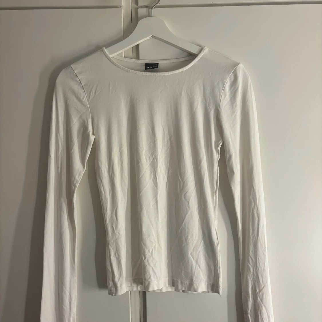 Vit långärmad topp från Gina Tricot