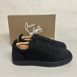 Christian Louboutin Skor - Hejsan, säljer ett helt nytt par Louboutins aldrig tidigare använda. Storlek 43. Postar alltid inom 24h efter köpet. Skiv gärna om du har fler frågor.