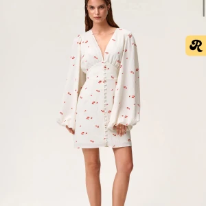 Adore klänning!! - Superfin klänning som edast kommit till användning 2 gången! Kom privat för fler bilder