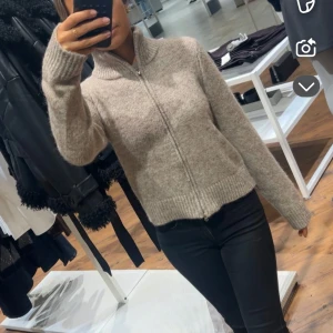 Stickad kofta från bikbok - Helt ny och köpt för 500kr ångra mig i efterhand för den va för stor på mlc