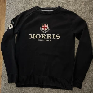 Morris tröja - Säljer denna stilrena Morris tröja då den blivit för liten. Den är i storlek xs och passar dig som är mellan 165-172. Den är i toppskick och har inga defekter! Vid frågor är det bara att höra av sig.😁