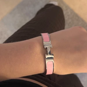 Click braclet  - Inga defekter, löser gärna fler bilder privat om det önskas!🩷