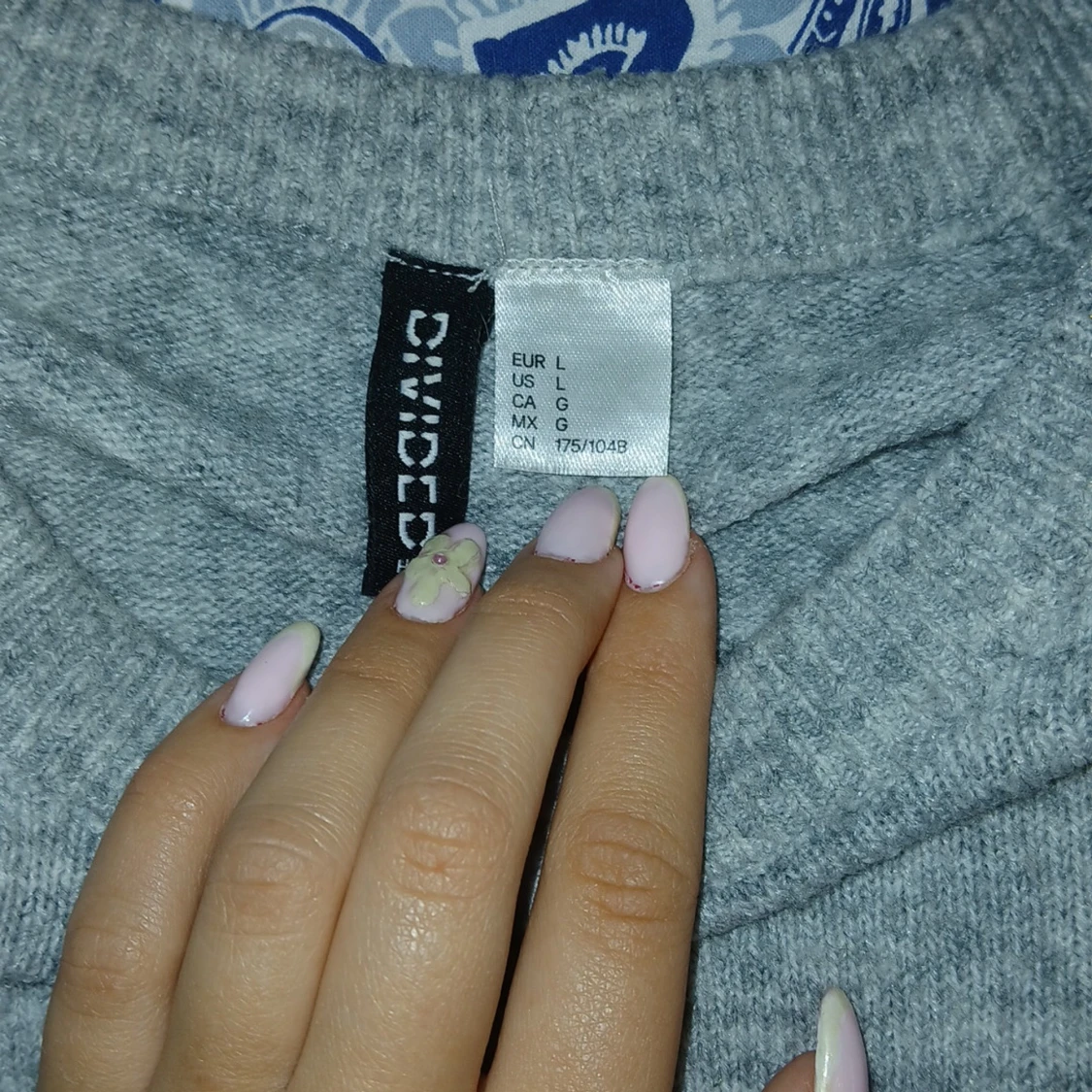 Ljusgrå stickad tröja från Divided - 2