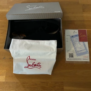 Christian Louboutin svarta sneakers - Helt nya Louboutin skor ✅{Lobotuin} {Helt Oanvända} {Size - 45} | Mitt pris för 1999kr öppen för prisförslag| Hör av dig vid det minsta lilla fråga eller fundering📩