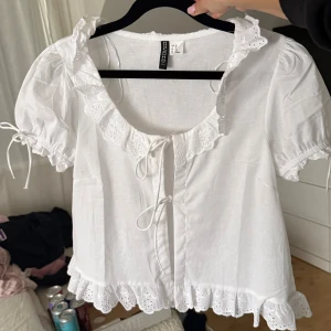 Söt blus - Så söt vit blus som tyvärr aldrig kommer till användning. Den är aldrig använd och är i nyskick🥰