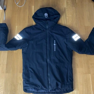 Sail racing jacka  - Sail racing vinterjacka i mycket bra skick, storlek S. Gore tex så helt vattentät och vindsäker. Nypris 3.500kr 
