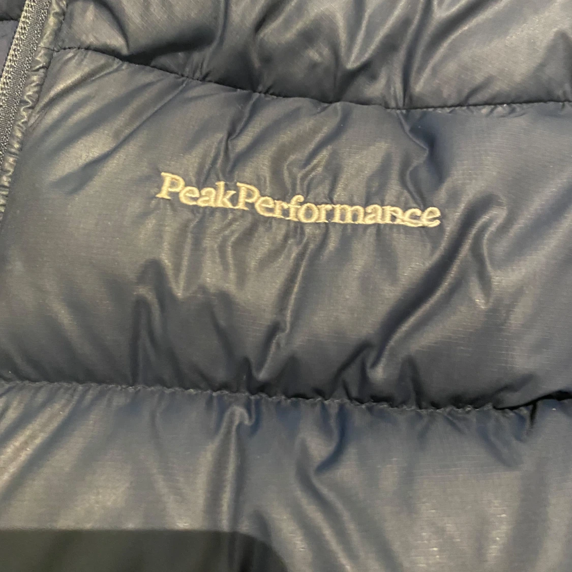Mörkblå Peak Performance dunjacka - 3