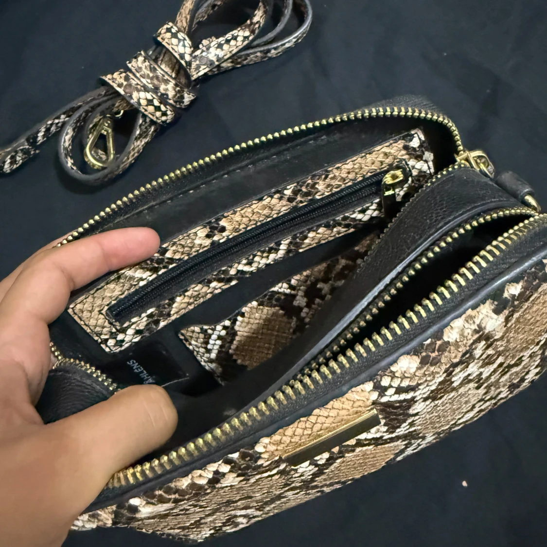 Axelväska i ormmönstrat skinn från Charles & Keith - 2