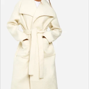 Boohoo vit kappa  - En super fin höst/vinter kappa från boohoo som är i sin paket form och kommer med allt helt oanvänd. Tillkommer även med prislappen och sin egna box. Problemet är att den var för stor på mig. Då den passar L/XL uppåt.. Den är 42 i storlek orginalpris är 1437:-