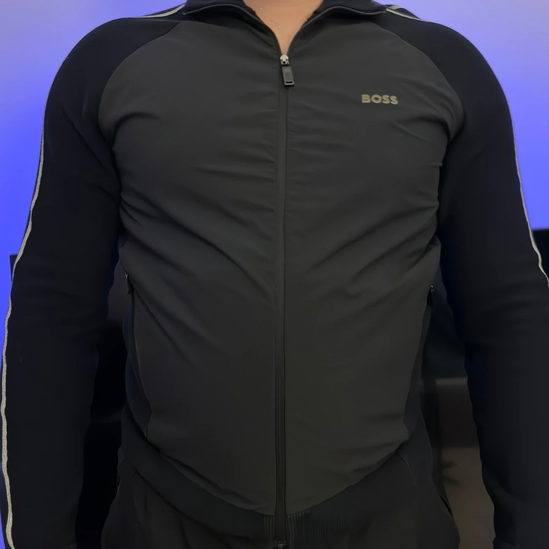 Svart ziptröja från BOSS med vita ränder - 1