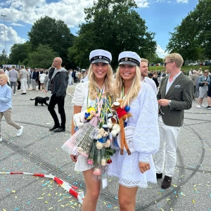 Studentklänning - Studentklänning använd en gång (på studenten). Nypris 999kr. Skicka privat för fler bilder 🥰