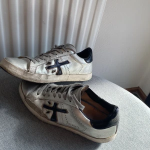 Silvriga sneakers från Premiata - Säljer mina premiatas storlek 38. Dem kommer inte med og saker. Är i okej skick pris kan diskuteras!