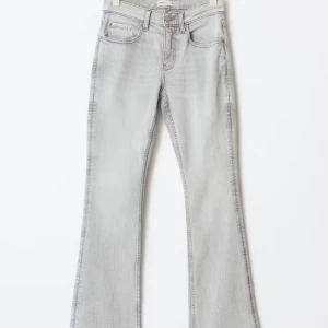 Ljusgrå bootcut jeansbyxor - Fina ljusgrå jeansbyxor med bootcut-modell         (Lågmidjade).                                                             Jeansen är från Gina tricot                                     Nya jeans, aldrig använda. Storlek M