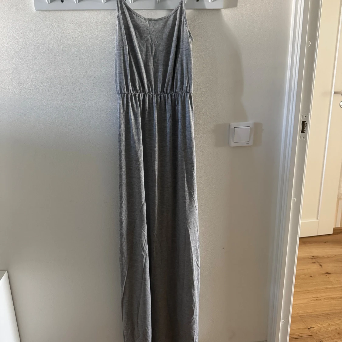 Grå långklänning med smala axelband - 1