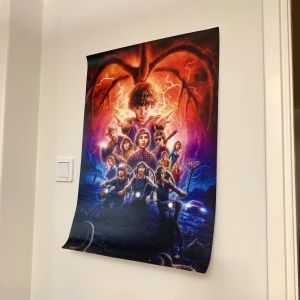 Stranger things poster  - En vackert poster som ger ditt rum en personlig och unik stil. Storleken är 50x70 cm och tryckt på papper av högsta kvalitet.
