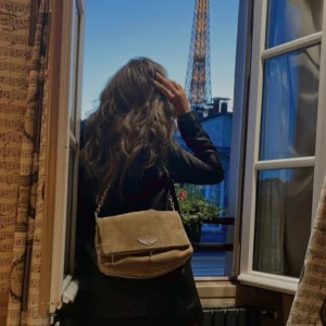 Brun mocka axelväska från Zadig & Voltaire - Säljer en snygg brun axelväska i mocka från Zadig & Voltaire. Väskan har silverfärgad kedjerem, bred axelrem i skinn. Nypris 4650:- jag säljer den för 3000:-