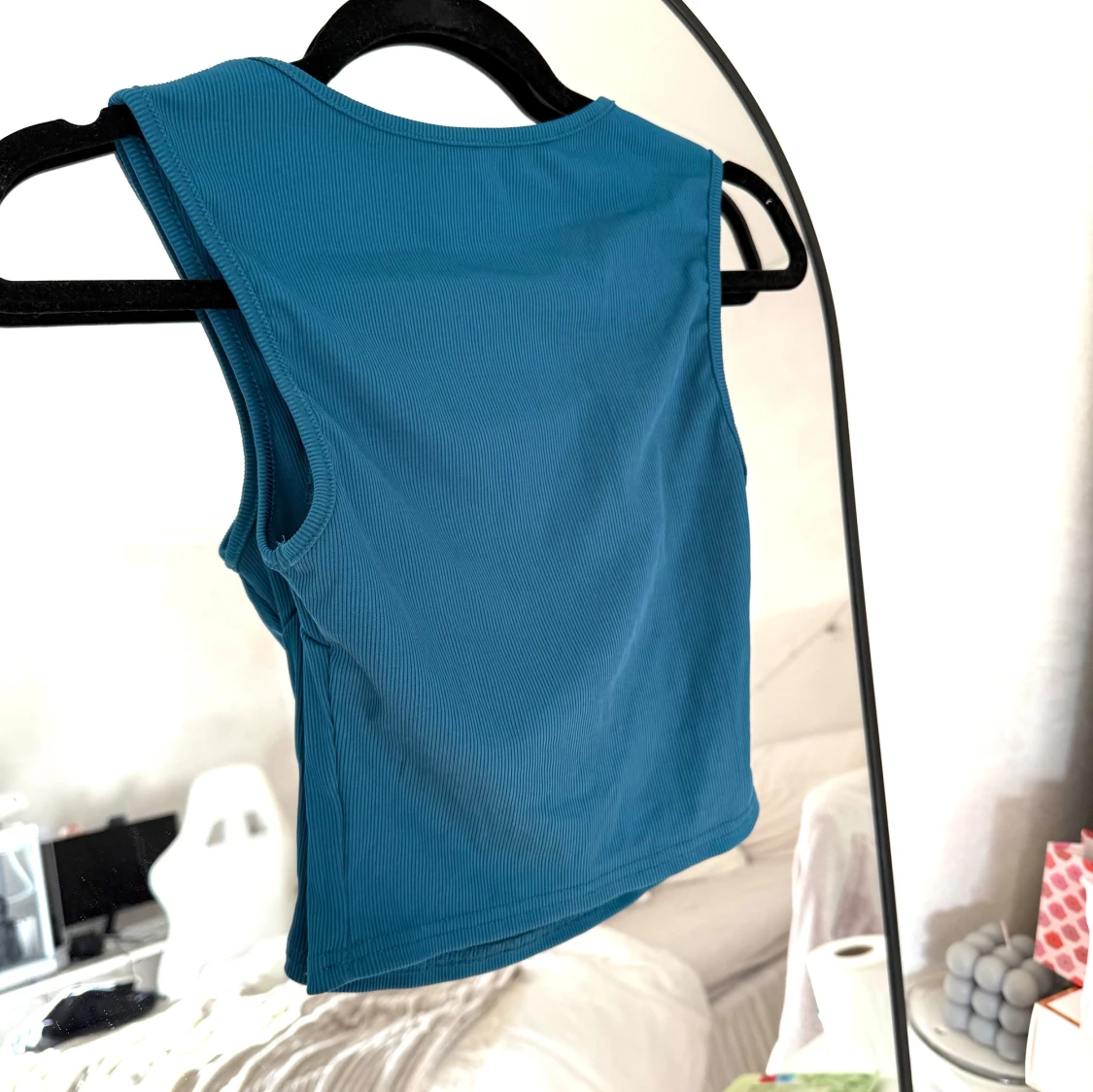 Blå ribbad linnetopp med drapering - 1