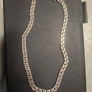 42 cm Bismak halskedja - 1Bismarck halsband i äkta silver. Klassisk doserad blank design. Ett tidlös halsband. Information: Silver 835 Smalast 6lmm Tjockaste dmm